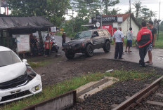 Abaikan Palang Pintu, Honda Brio Tertemper KA Barang di Perlintasan Sebidang Kasugihan - Karangkandri, Cilacap