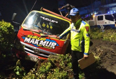 Dump Truck Tabrak Bundaran Andhang Pangrenan Purwokerto, Diduga Sopir Mengantuk, Kerugian Rp2 Juta