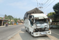 Truk Isuzu Tabrak Hino Mandek di Tambak Banyumas, Diduga Sopir Mengantuk