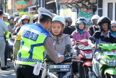 Operasi Candi, Pengendara Tertib di Kebumen Dapat Hadiah dari Polisi