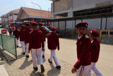 Sekolah Rakyat Banyumas Tampung Anak Korban Bullying, Nenek Antar Cucu Yatim Kembali Bersekolah Gratis