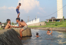 Anak-anak di Purwokerto Pilih Main Sungai Saat Cuaca Panas, Gerah di Rumah Gawai Mulai Ditinggalkan