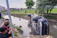 Diduga Mengantuk, Mobil Terjun ke Sungai di Depan Kantor PMI Sokaraja
