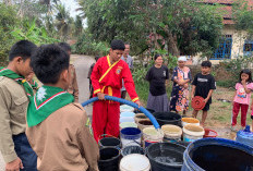 Pontren Insan Mulia Muhammadiyah Gandrungmangu Bantu Distribusi Air Bersih