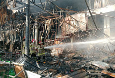 Lima Pos Damkar Dikerahkan, Api di Rita Pasaraya Cilacap Baru Padam Dini Hari