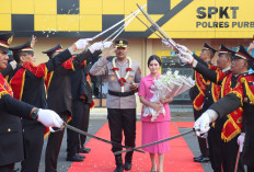Tradisi Pedang Pora Sambut Kapolres Purbalingga AKBP Hendry Susanto Sianipar