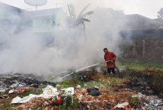 Sampah Terbakar di Samping Klinik di Purwokerto, Diduga Dibakar Orang Tak Dikenal