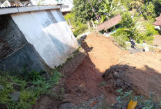 Longsor di Cimanggu Cilacap Sempat Tutup Akses Jalan Desa, Tiga Rumah Terancam