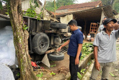 Truk Gagal Nanjak di Wadas Kelir Purwokerto, Mundur Timpa Motor