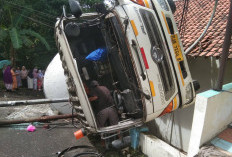Rem Diduga Bocor, Truk Tangki Terguling Timpa Balai RT,  Kecelakaan Tunggal di Jalan Ajibarang–Bumiayu