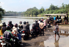 Perahu Jadi Andalan Saat Jembatan Serayu Banyumas Ditutup, Warga Pilih Menyeberang daripada Memutar 45 Menit