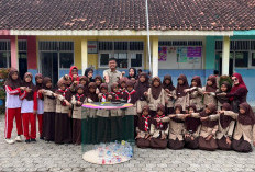 Kelompok 059 KKN UMP Serahkan Smart-Bin ke SDN 2 Negaradaha, Dorong Edukasi Pemilahan Sampah Sejak Dini
