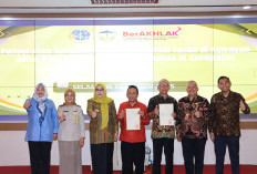 Wabup Serahkan 100 Sertifikat Hasil Konsolidasi Lahan Jalan Bung Karno