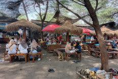 Hari Terakhir Liburan, Ribuan Pengunjung Padati Pantai Mliwis 