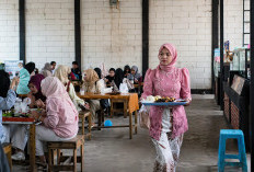 Gunakan Kebaya, Pedagang di Purwokerto Hidupkan Semangat Kartini