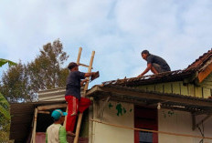 Warga Kejawar Banyumas Rehab Rumah Janda Tujuh Anak, Atap Lapuk Terancam Ambruk