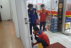 Pintu Rolling Toko Modern Macet, Damkar Cilacap Langsung Gerak Cepat