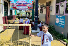 SDN 8 Kranji Sambut Tiga Murid Baru, Sebanyak 25 Kursi Kelas 1 Masih Kosong pada Hari Pertama Sekolah