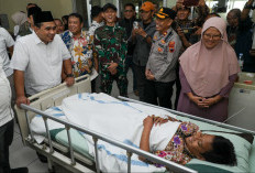 Upaya Taj Yasin Pulihkan Senyum Siswa Korban Sekolah Roboh di Sragen