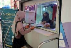 Datang Sejak Pagi Berburu Uang Baru, Warga Antre di GOR Satria Purwokerto Jelang Lebaran