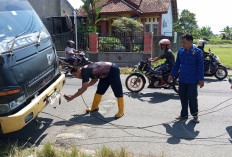 Truk Boks Pengangkut Minuman Terperosok di Galian Kabel Optik di Cilacap