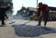 Pondasi Jalan Kuntili-Nusawungu Banyumas Mulai Rontok, Usia Konstruksi Picu Aspal Mudah Rusak dan Berlubang