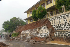 Hujan Deras, Bangunan Talud SMP N 3 Wanareja Cilacap Ambruk