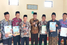 Kankemenag Kebumen Serahkan 14 Sertifikat Tanah Wakaf