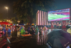 Diguyur Hujan, Warga Purwokerto Tetap Nobar Dukung Timnas di Alun-alun