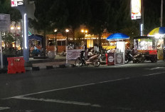 Sore Dipasang Traffic Cone dan Larangan, Malam Hari PKL Masih Mangkal di Depan Taman Kota Usman Janatin