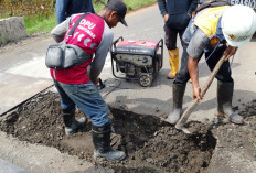 Jalan Amblas Kebokura–Kemawi Ditangani UPTD PU Sumpiuh, Aspal Diganti Beton, Perbaikan Dilakukan Bertahap