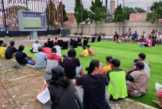 Tak Bisa Dukung Away ke Banyumas, Ratusan Pendukung Persibangga Ikuti Nobar di Taman Kota Usman Janatin