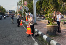 Cegah PKL dan Parkir Liar, Jalur Lampu Lalu Lintas Depan Taman Kota Usman Janatin Dipasang Traffic Cone