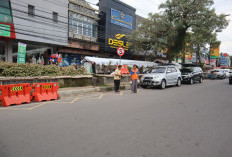 Barier Depan Duta Mode Purwokerto Bergeser dari Posisi Semula, Larangan Parkir Bahu Jalan Diabaikan