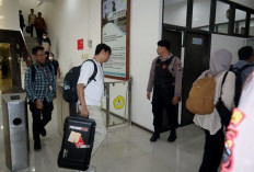 KPK Bawa 60 Barang Bukti dari Rektorat Unsoed Purwokerto, Dokumen Dan Salinan Digital Diangkut Empat Koper