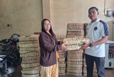 Rutan Banjarnegara Pasarkan Empat Ribu Besek Ikan, Hasil Karya Warga Binaan
