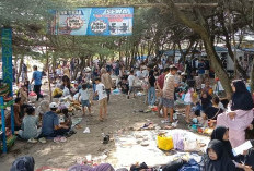 Pantai Mliwis Dipadati Wisatawan Saat Libur Lebaran
