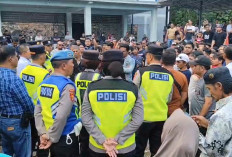 Ratusan Warga Datangi Balai Desa Gununggiana, Tuntut Kadus III Mundur