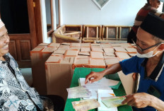 Jamaah Ar-Raudhoh Kemranjen Banyumas Tukar Riyal, KBIHU Permudah Bekal Uang Saku Jelang Keberangkatan