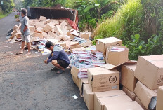 Truk Muat Buku Guling di Kemranjen Banyumas, Abaikan Peringatan Warga, Sopir Andalkan Maps di Jalur Menanjak