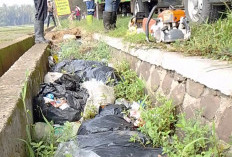Banner Larangan Tak Mampu Hentikan Sampah Liar, Bahu Jalan Buntu-Sirau Banyumas Jadi Tempat Pembuangan