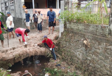 Warga Sumpiuh Banyumas Bongkar Jembatan Amblas, Akses RW 2 Ditutup Sementara
