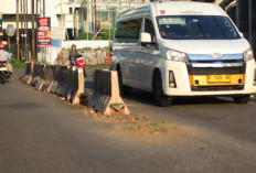 Empat Barrier Pertigaan Moro Purwokerto Rusak 