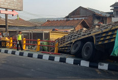 Truk Tronton Serempet Motor di Kebasen Banyumas, Dua Pengendara Luka