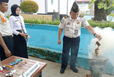 Barang Bukti Hasil Razia Warga Binaan Rutan Banyumas Dimusnahkan