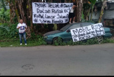 Jalan Rusak Diprotes Warga, Spanduk Sindiran Terpasang di Depan Kantor Kelurahan Karangwangkal Purwokerto