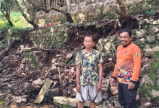 Longsor Ancam Rumah Warga Sempor