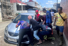 Mobil Terperosok Selokan di Grendeng Purwokerto, Damkar Evakuasi Usai Pengemudi Diduga Panik