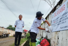Dua Titik di Pasar Sumpiuh Banyumas Dipasang Banner Larangan Buang Sampah, Melanggar Bakal Kena Sanksi