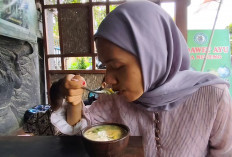 Rasa Lebih Segar, Dawet Ayu Mbak Neneng Disajikan dengan Mangkok Tanah Liat Khas Banjarnegara